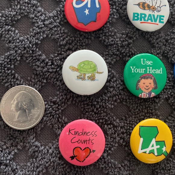 Lot of American Girl/Calvert School Baltimore pins - Picture 5 of 6